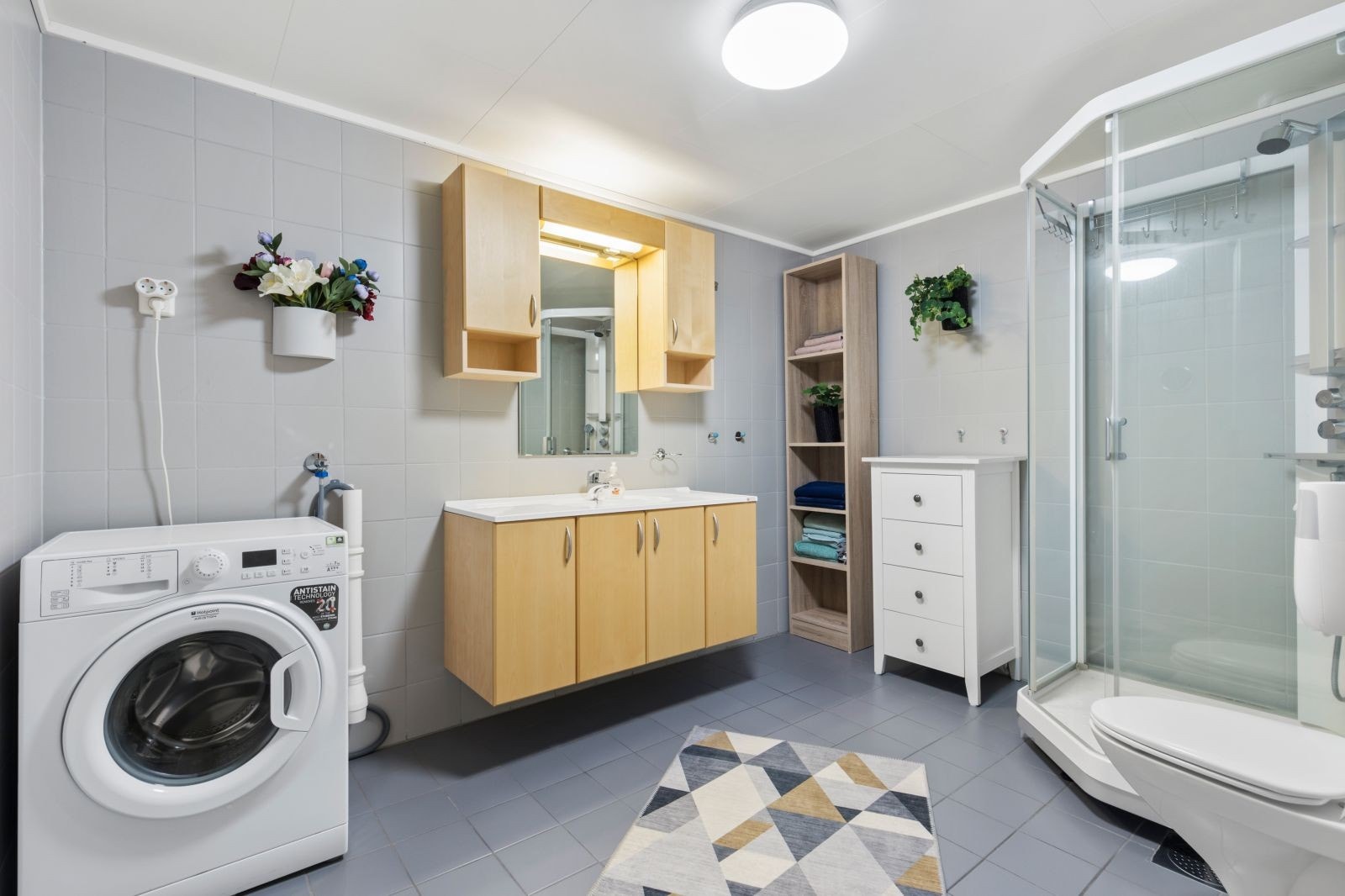 Romslig bad med plass til absolutt alt man måtte ha behov for. Galleribilde