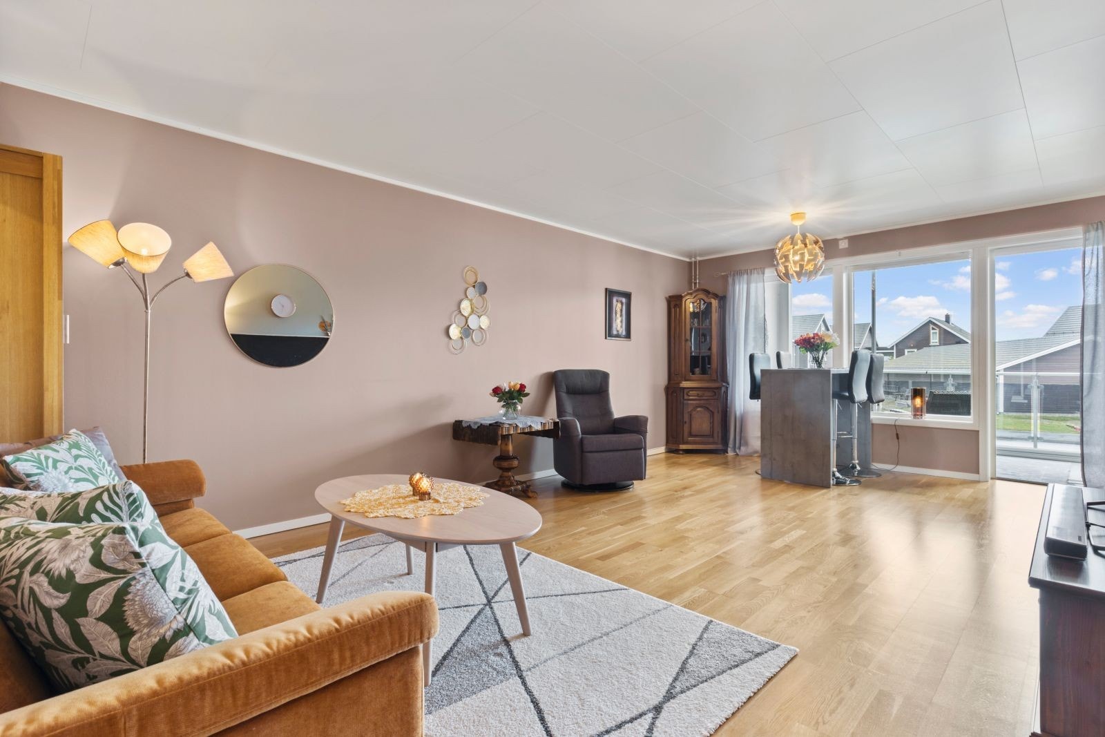 Store vindusflater i stue. Galleribilde