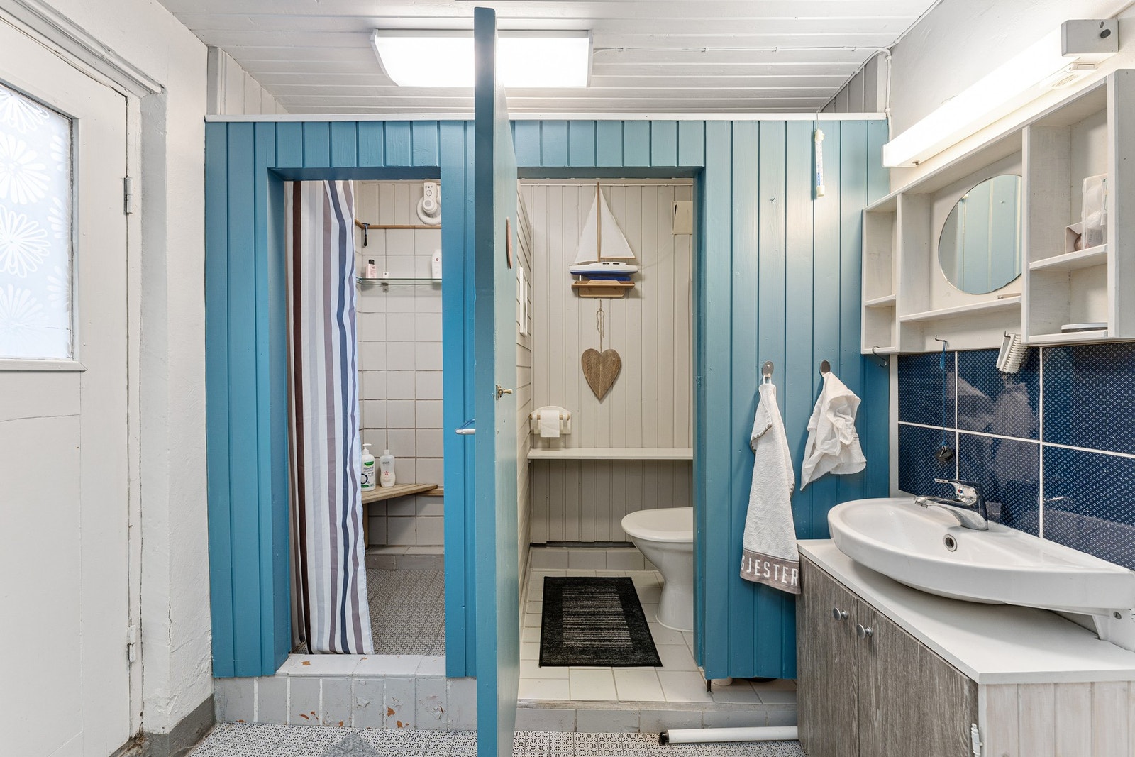 VAskerom med dusj og wc Galleribilde