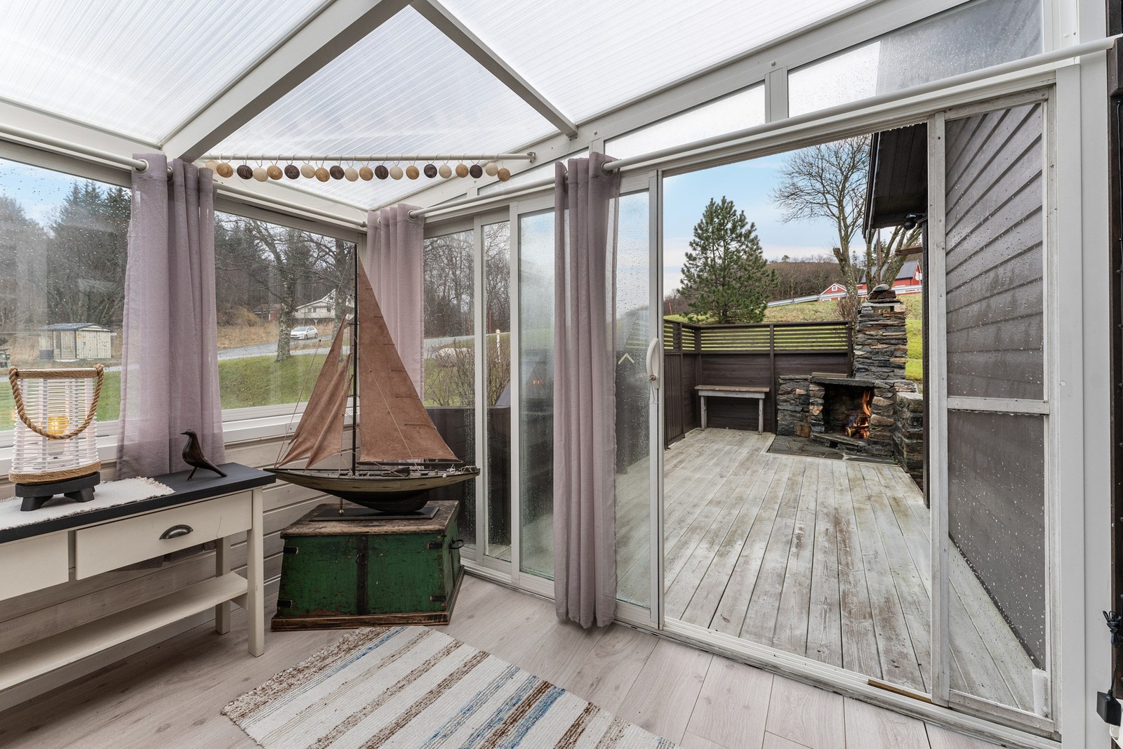 Fra hagestuen er det utgang til terrasse og hage Galleribilde