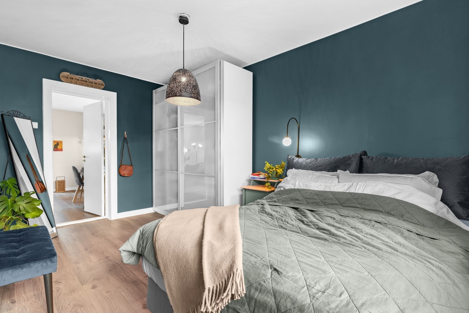 Godt med skapplass i skyvedørsgarderobe. Galleribilde