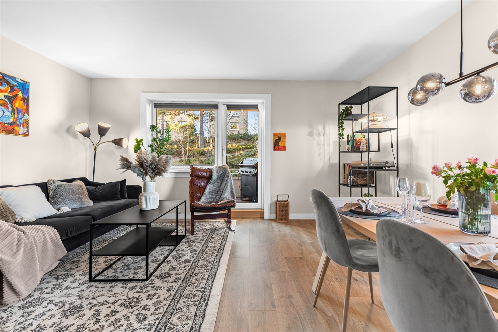 Et sosialt rom med plass til det du måtte ønske av spisebord og sofa med tilhørende tv-møblement. Galleribilde