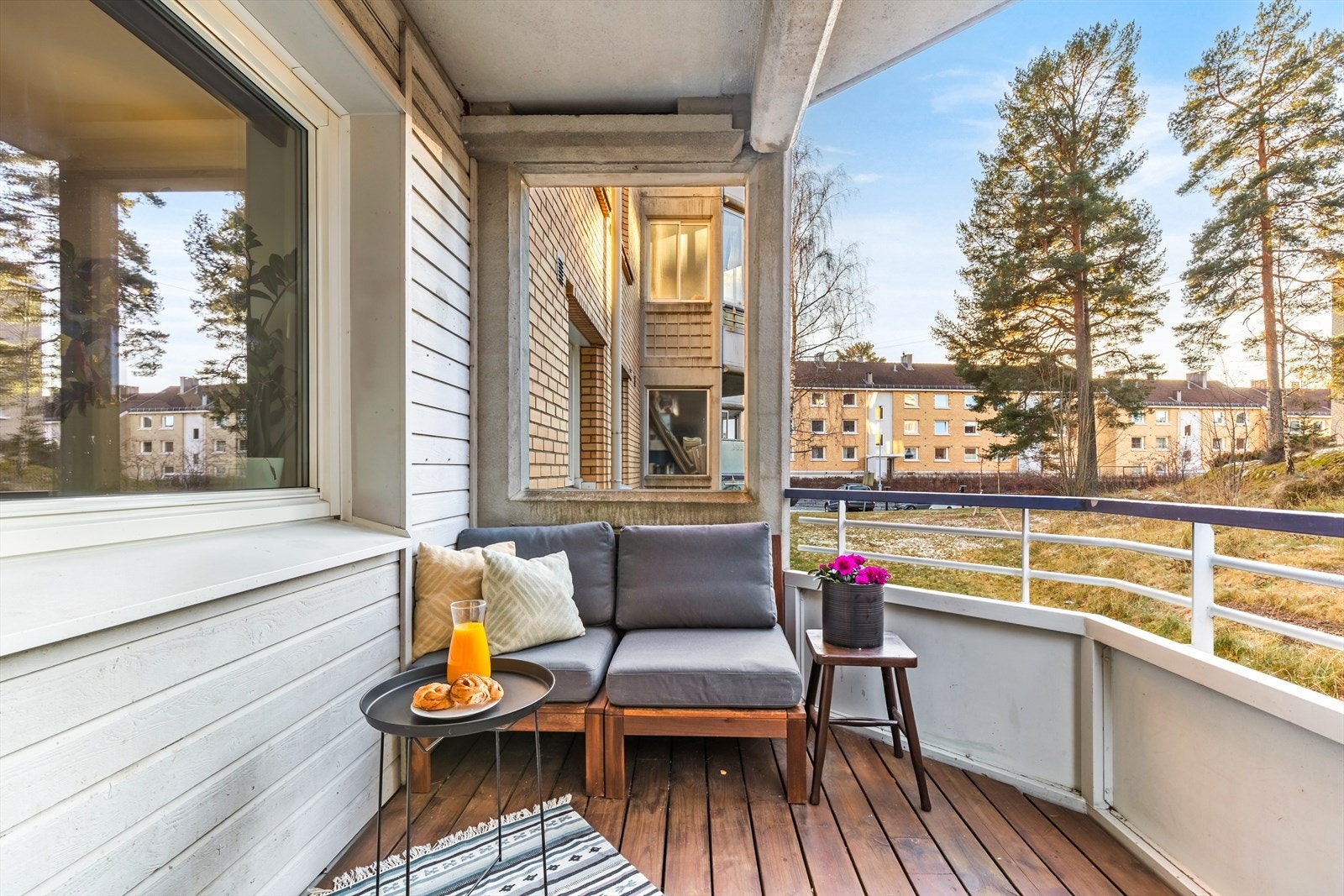 Her er det plass til det du måtte ønske av elektrisk-/gassgrill og balkongmøbler for fine sommerdager. Galleribilde