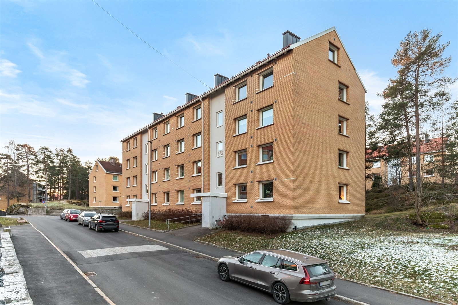 Her bor du sentralt med lysløype vinterstid og gangsti sommerstid rett utenfor borettslaget! Galleribilde