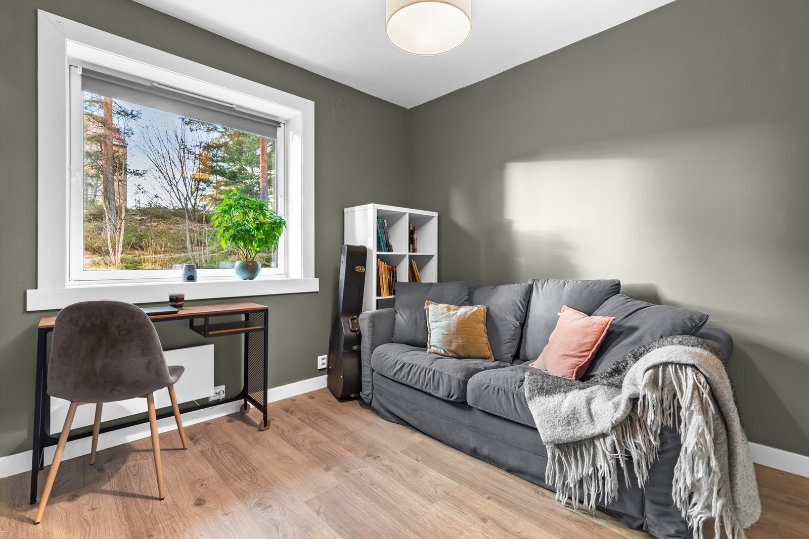 Idyllisk utsyn mot frodige omgivelser. Galleribilde