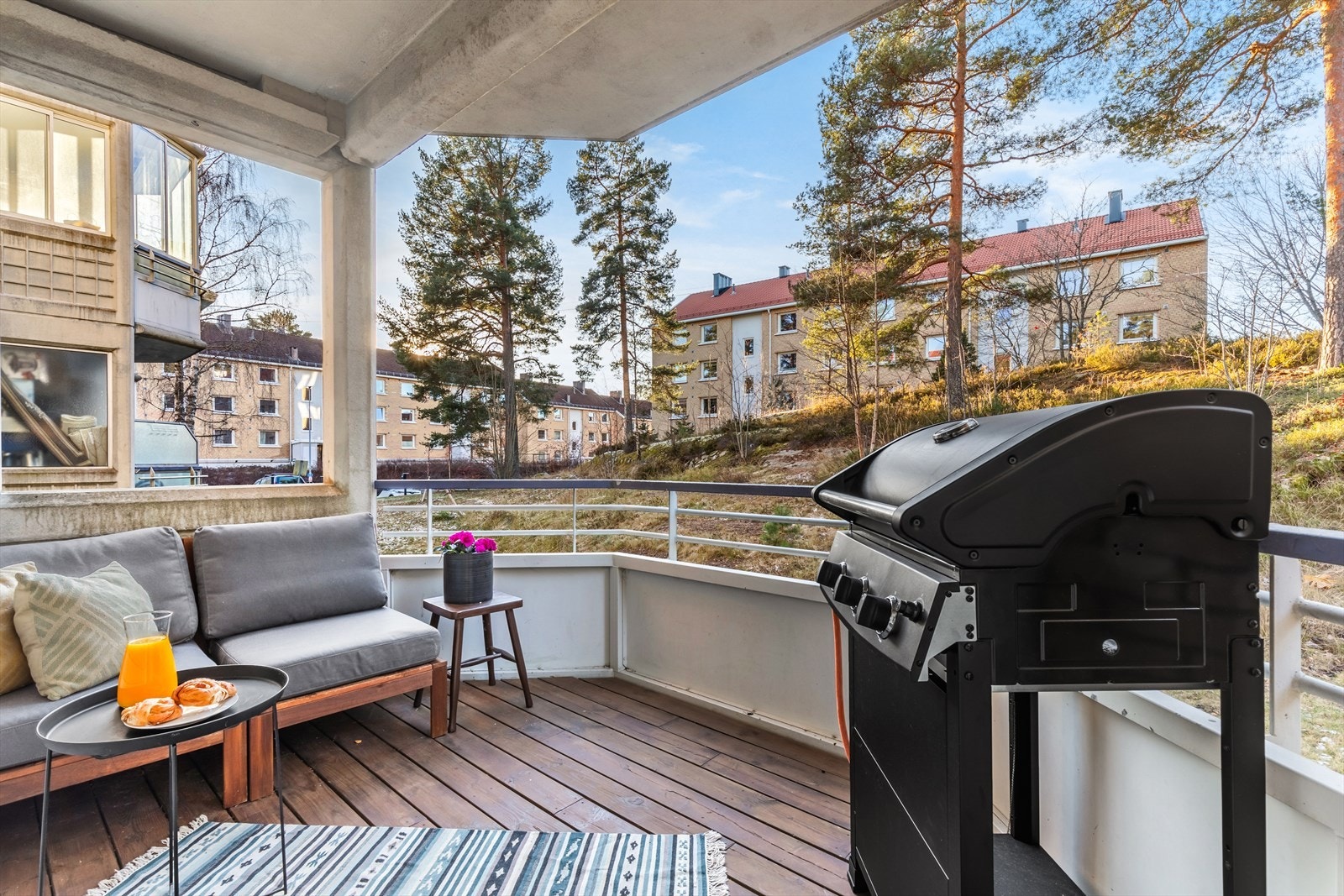 Skjermet beliggenhet med hyggelig utsyn mot et idyllisk lite skogområdet. Galleribilde