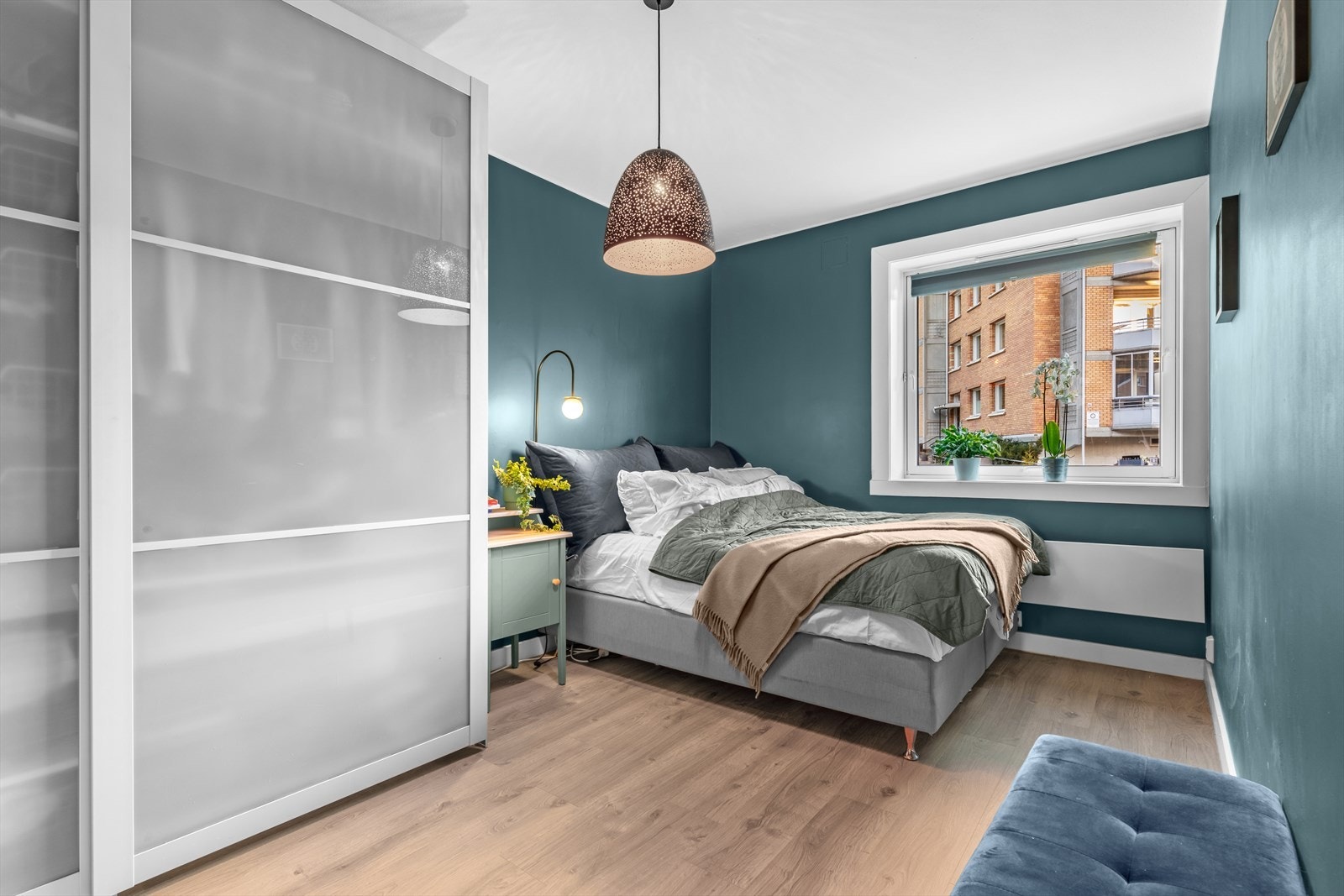 Hovedsoverommet er av særdeles god størrelse og har god plass til det du måtte ønske av dobbeltseng og tilhørende nattbord. Galleribilde