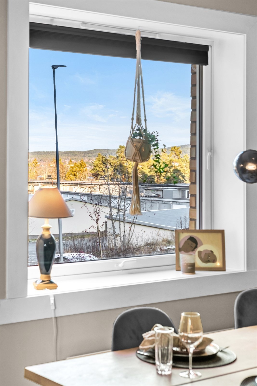 Leiligheten ligger på enden som gjør at den får et ekstra vindu i stuen. Galleribilde