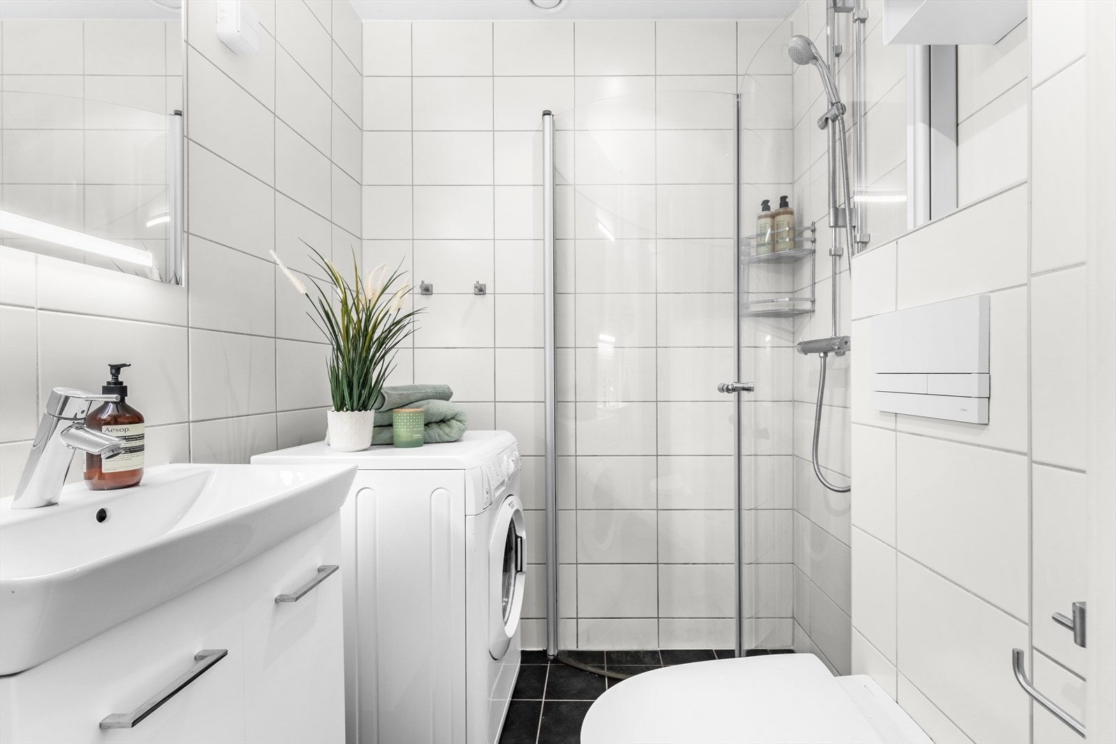 Et lyst baderom oppusset i borettslagets regi i 2012 med innfelt downlights i himling. Galleribilde
