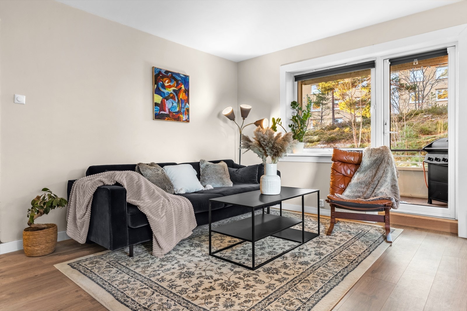 Fra stuen er det utgang til en vestvendt balkong på 6m² med gode solforhold. Galleribilde