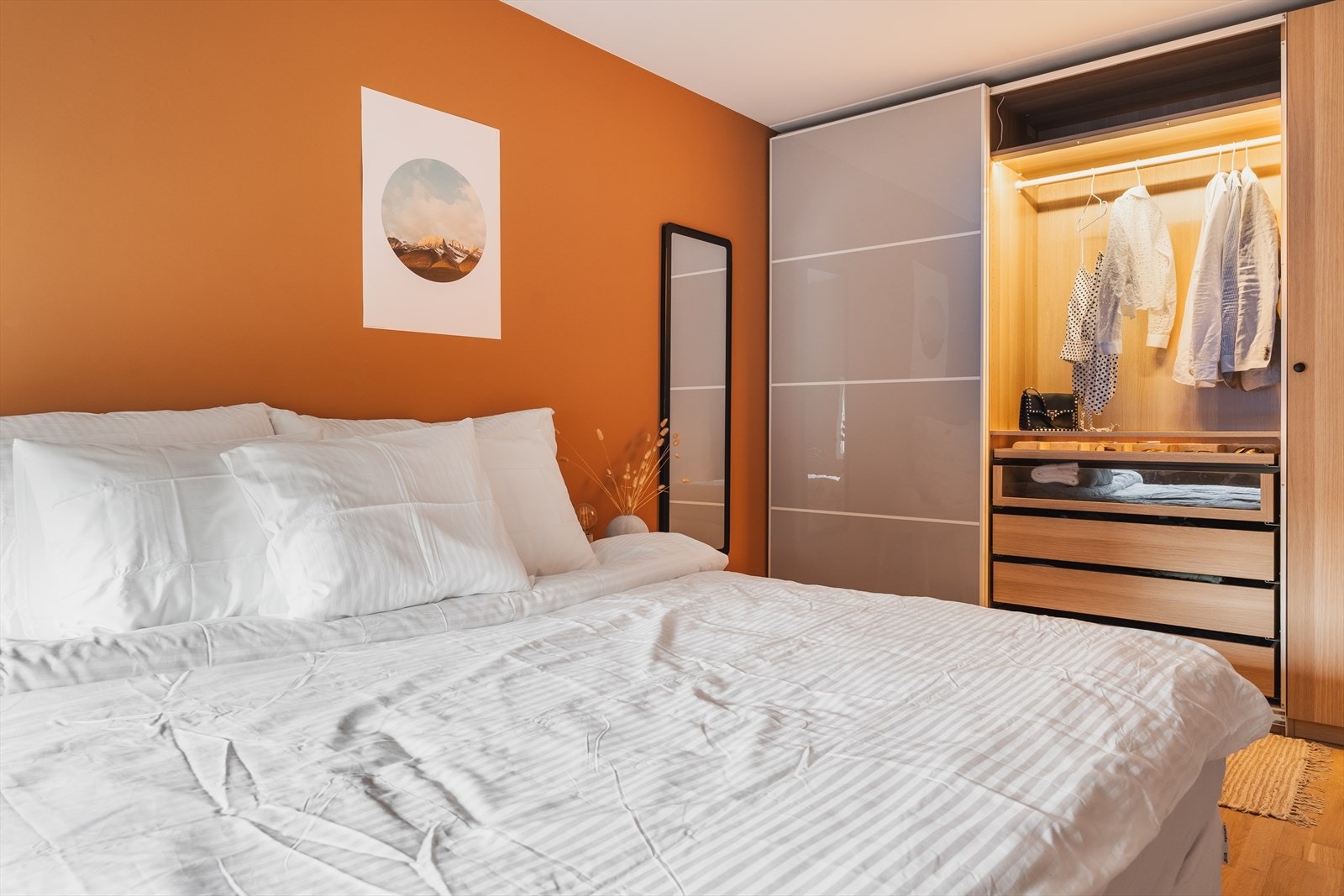 Det ble i 2023 montert ny PAX-garderobe med sensorbelysning Galleribilde