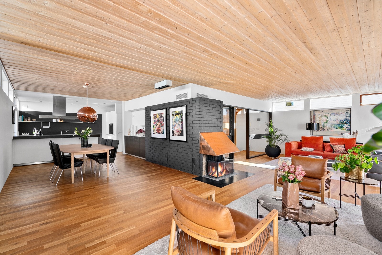 Det er flere soner i stuen og møbleringsmulighetene er mange. Galleribilde