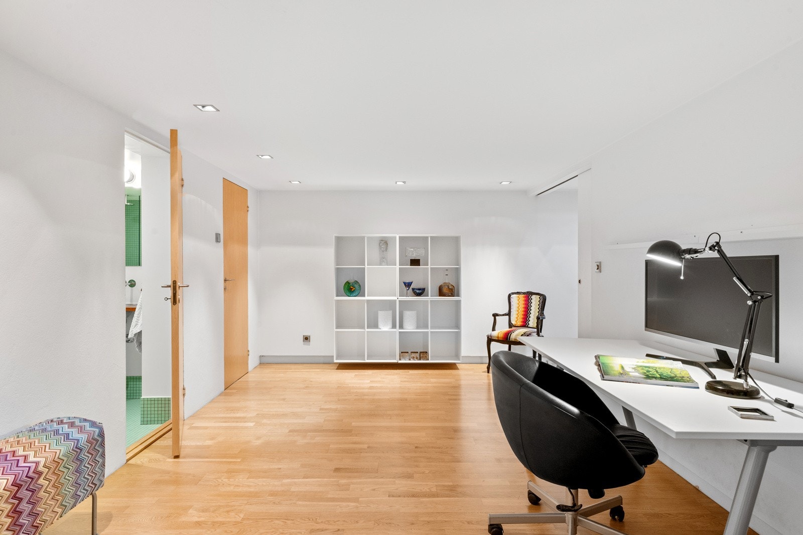 Det er også en rom under trappen med innebygd skrivebord. Galleribilde