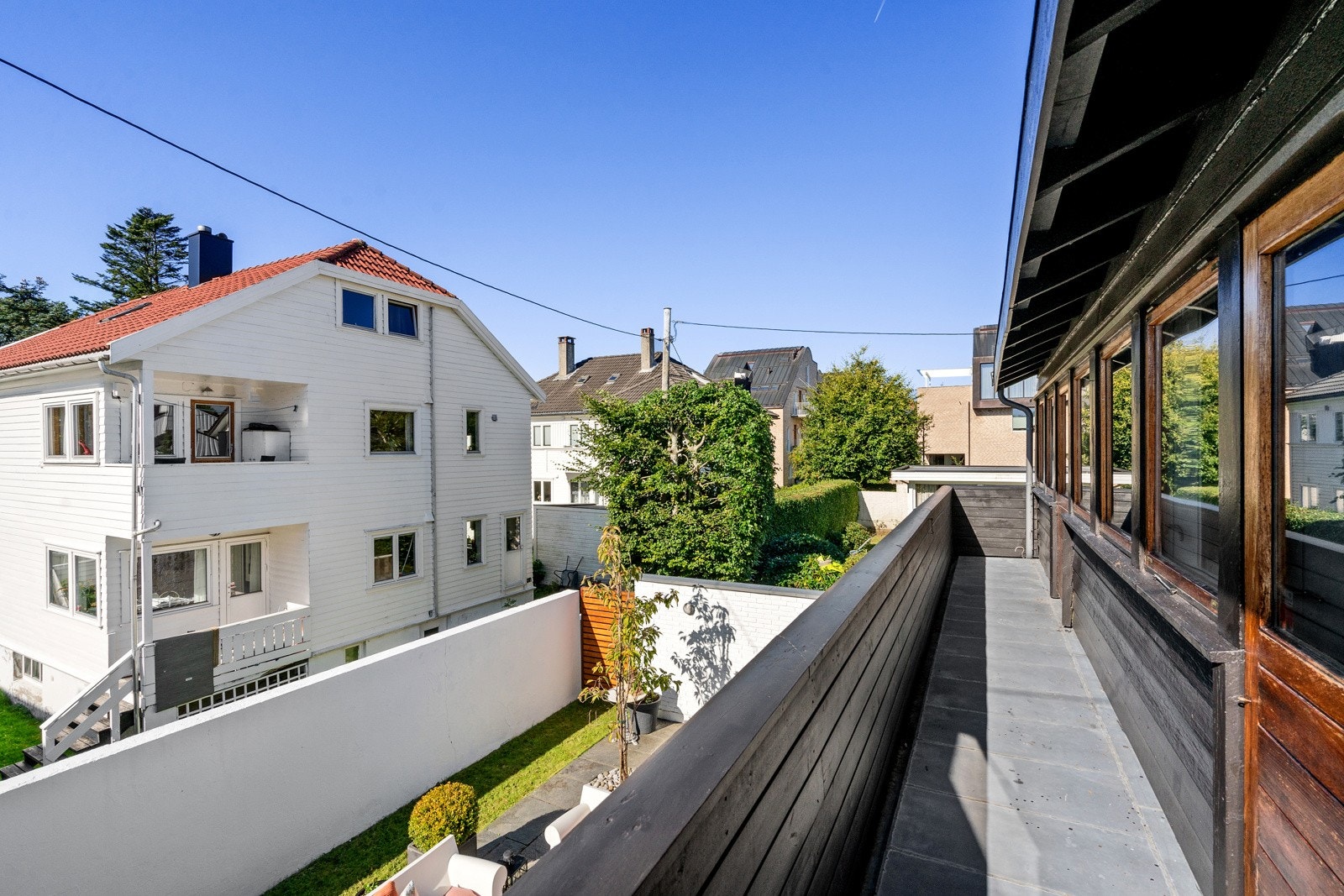 Balkongen som både hovedsoverommet og soverom 2 har adkomst til. Galleribilde