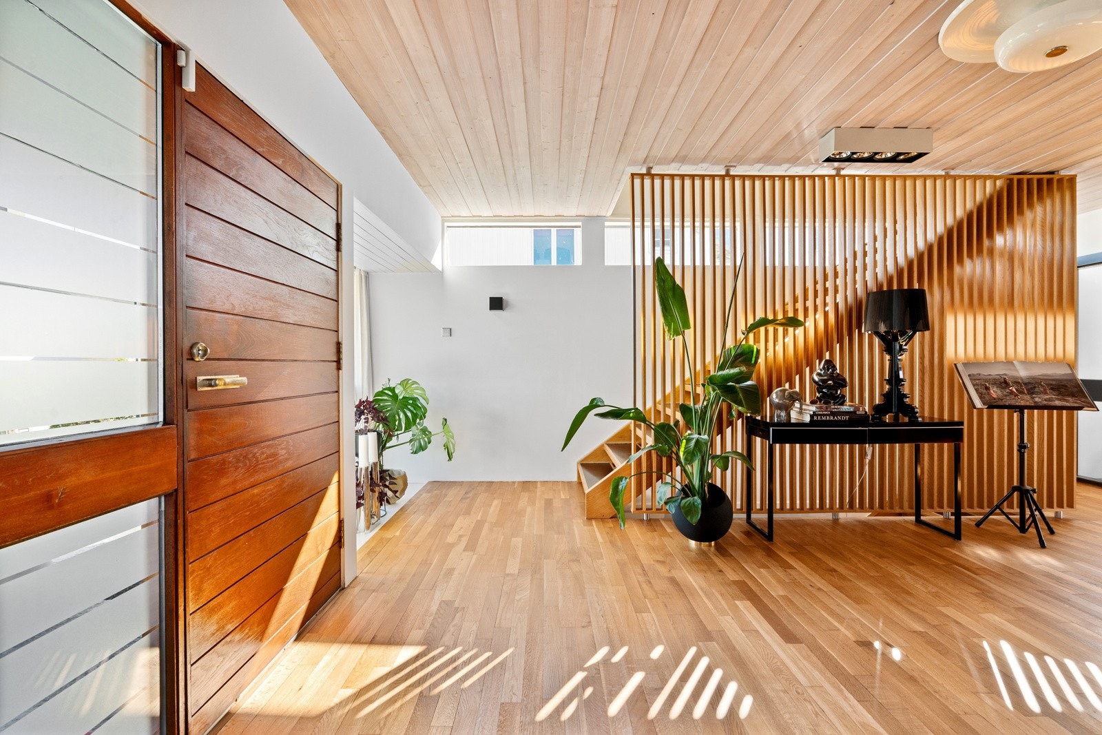 I hallen er det også innebygd stor garderobe løsning fra Bulthaup. Galleribilde