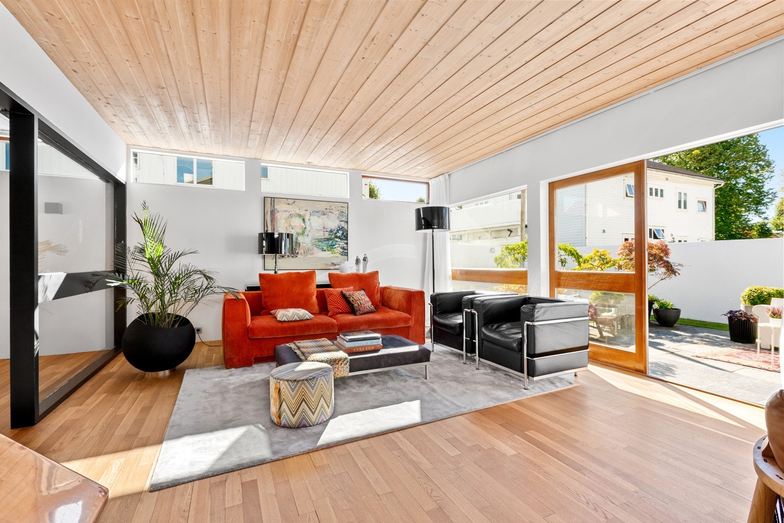 På fine sommerdager blir uteplassen som en del av stuen. Galleribilde