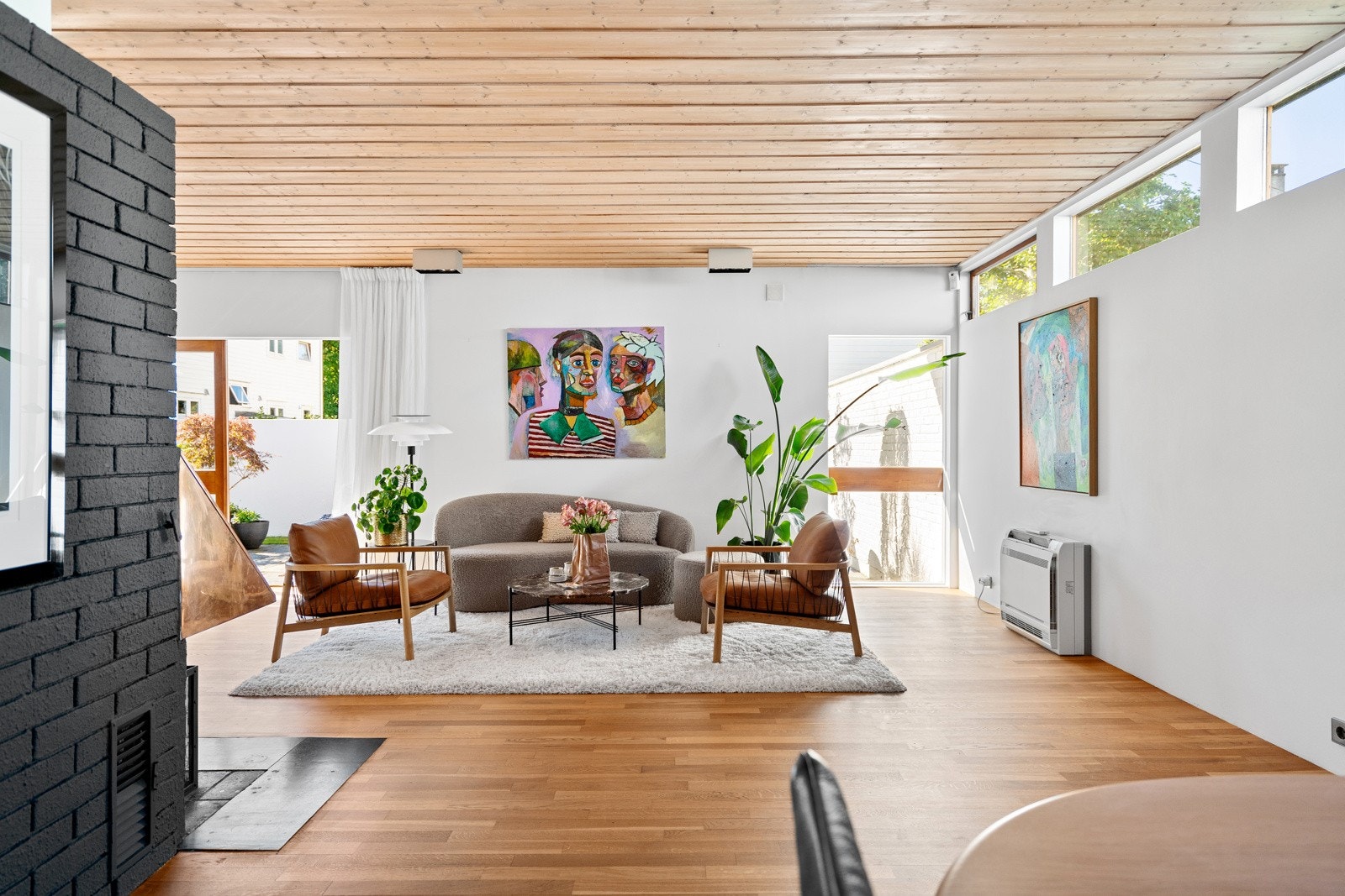 Vindusflater i flere himmelretninger slipper inn rikelig med lys. Galleribilde