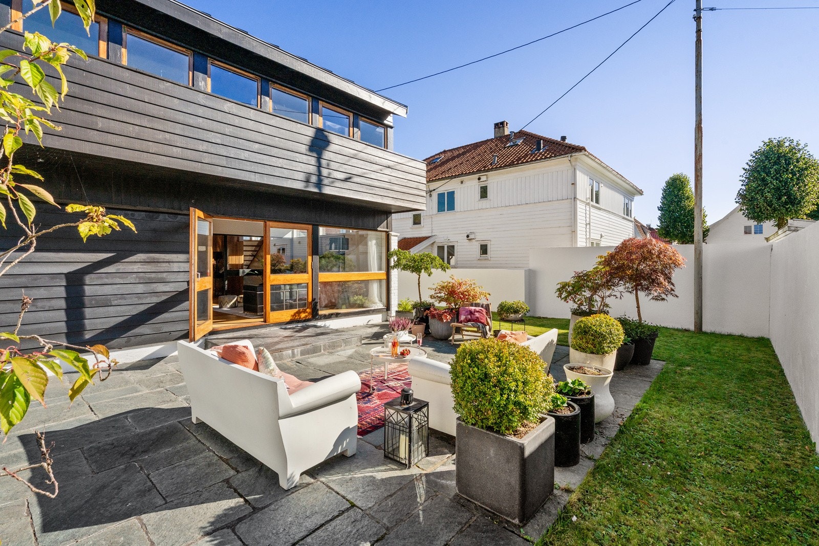 Uteplassen ligger sørvestvendt og har sol fra formiddag til kveld. Galleribilde