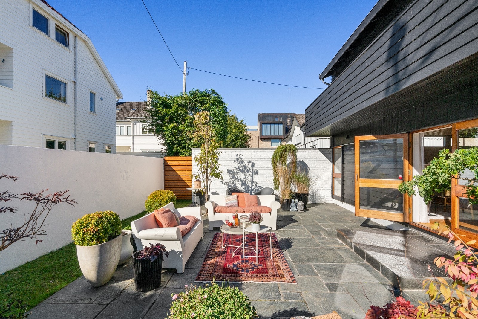 Uteplassen ligger lunt og skjermet til. Galleribilde