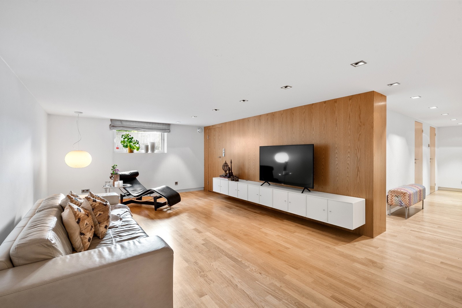 Stuen har spesialbygd vegg og dør i eik. Alle gulv i underetasjen har varme i gulv. Galleribilde