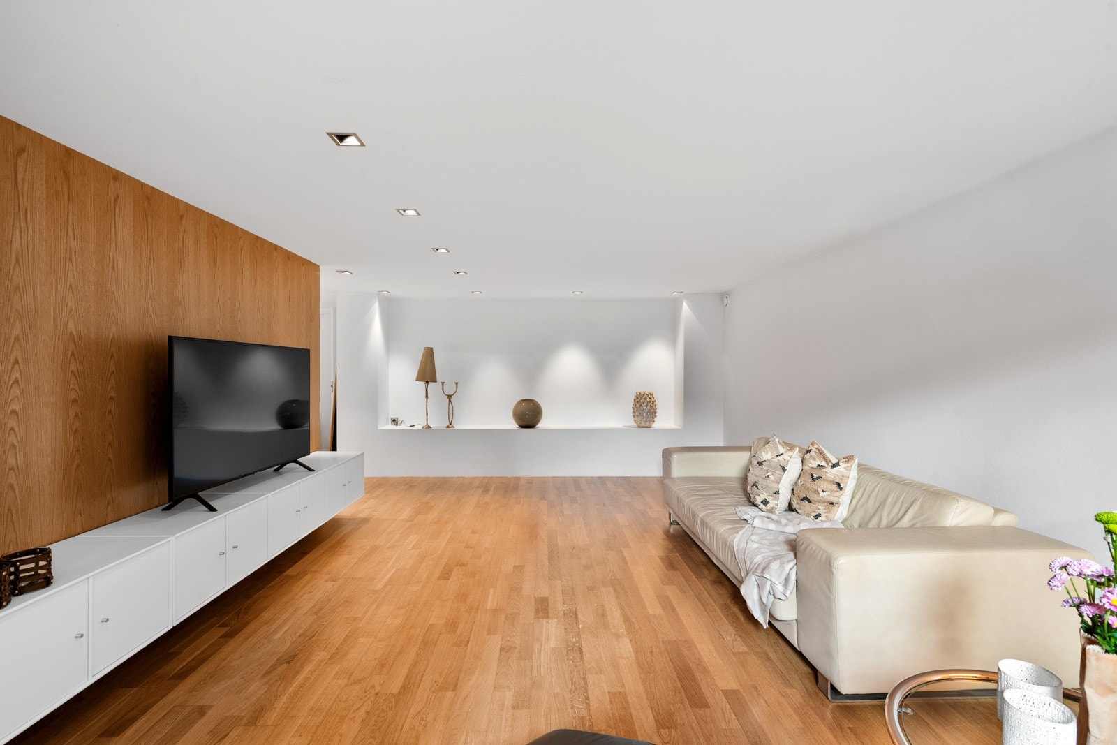 Kjellerstuen passer ypperlig til barna og ungdommen, men også en herlig plass for de voksne å slappe av med favorittprogrammet på TV. Galleribilde