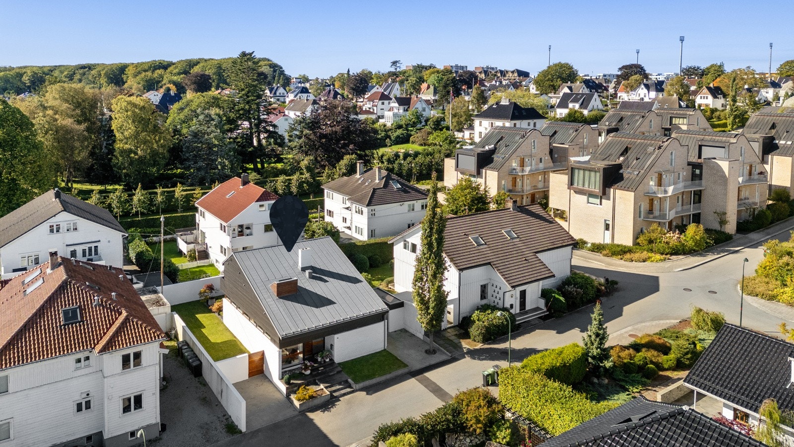 Det er to biloppstillingsplasser på tomten. Galleribilde