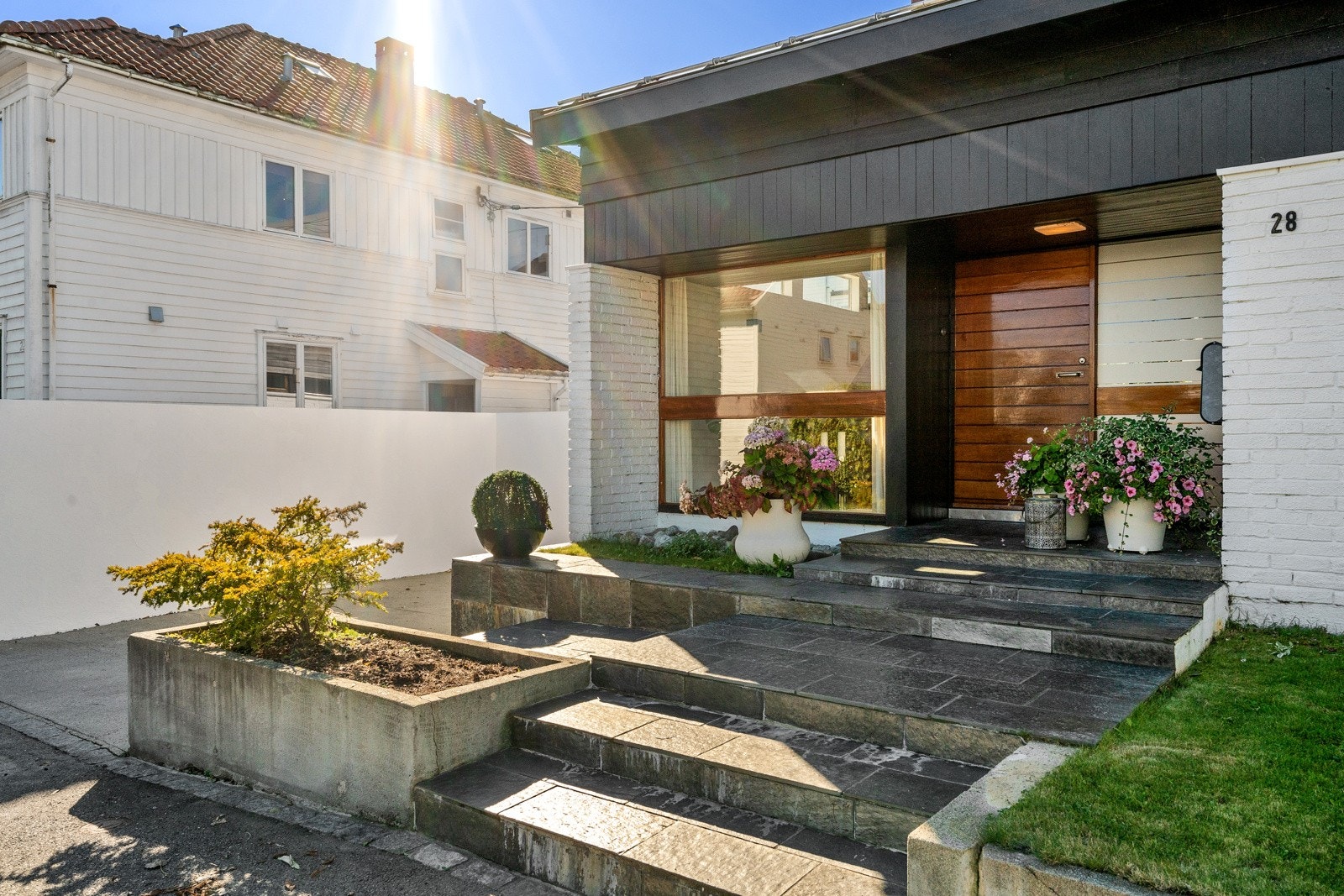 Ønsker du å nyte morgensolen kan du gjøre det på fremsiden av huset. Galleribilde