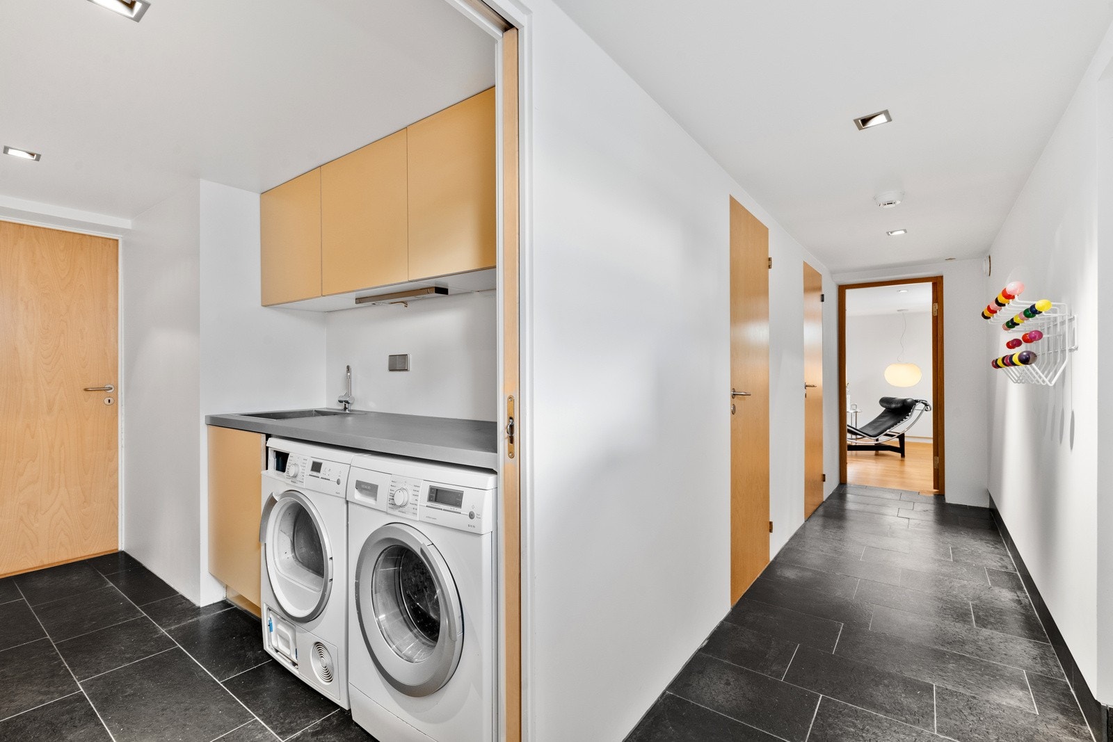 Det er egen inngang i kjelleren. Otta skifer på gulv. Galleribilde