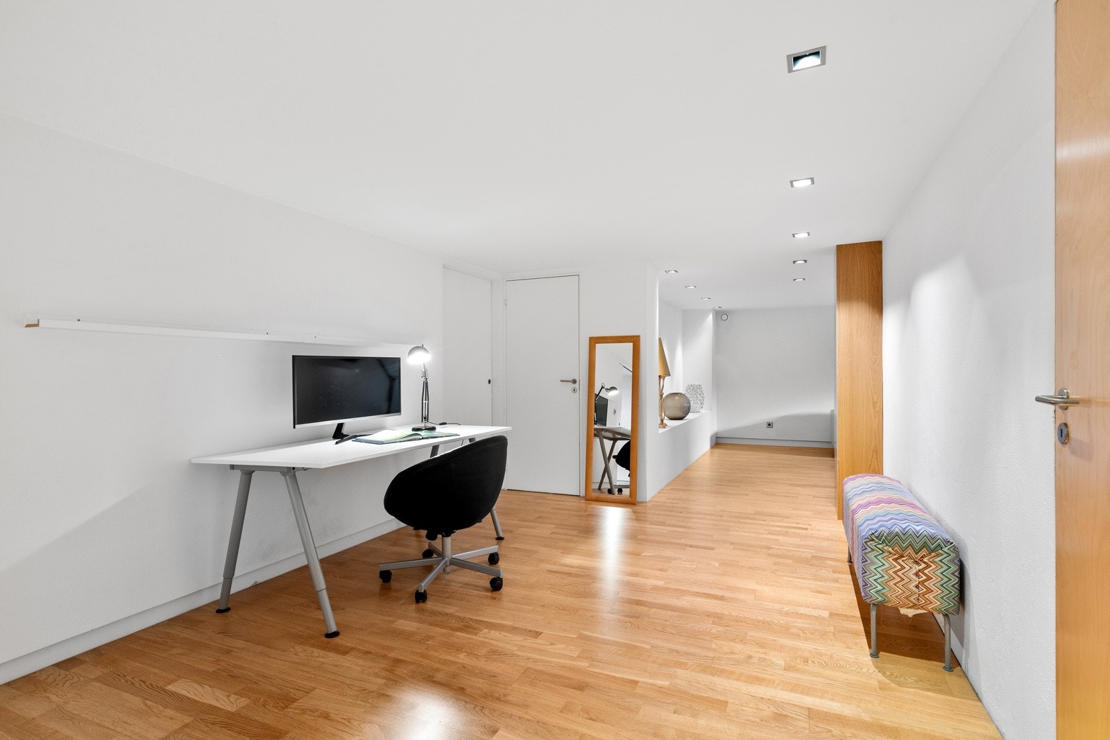 Gangen i underetasjen er av god størrelse og dagens eier benytter den som et arbeidsrom/kontor. Galleribilde