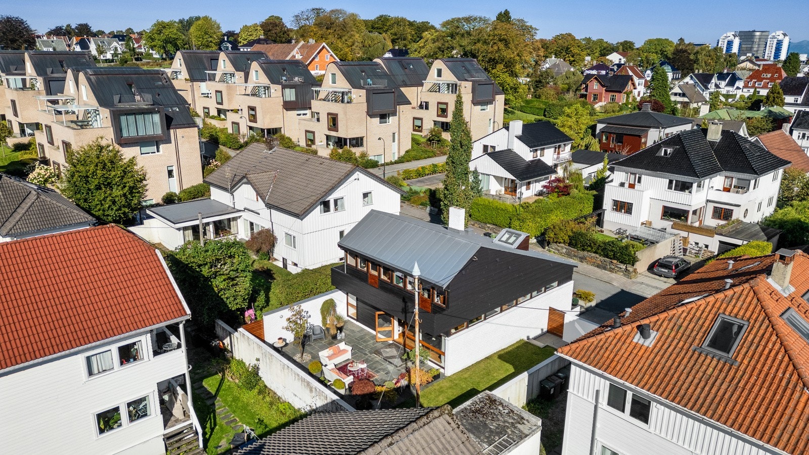 Taket er nytt i 2016 med båndtekket zink utført av Faber Bygg. Galleribilde