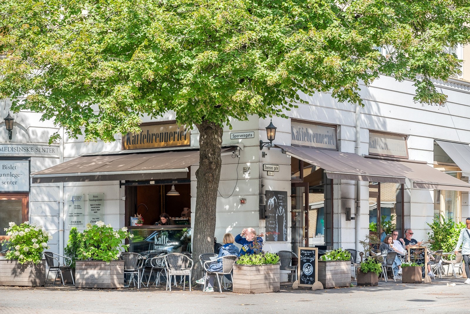 Det er en rekke kaféer og restauranter, så du trenger ikke å gå lange biten for å få deg en god frokost, lunsj eller middag! Galleribilde