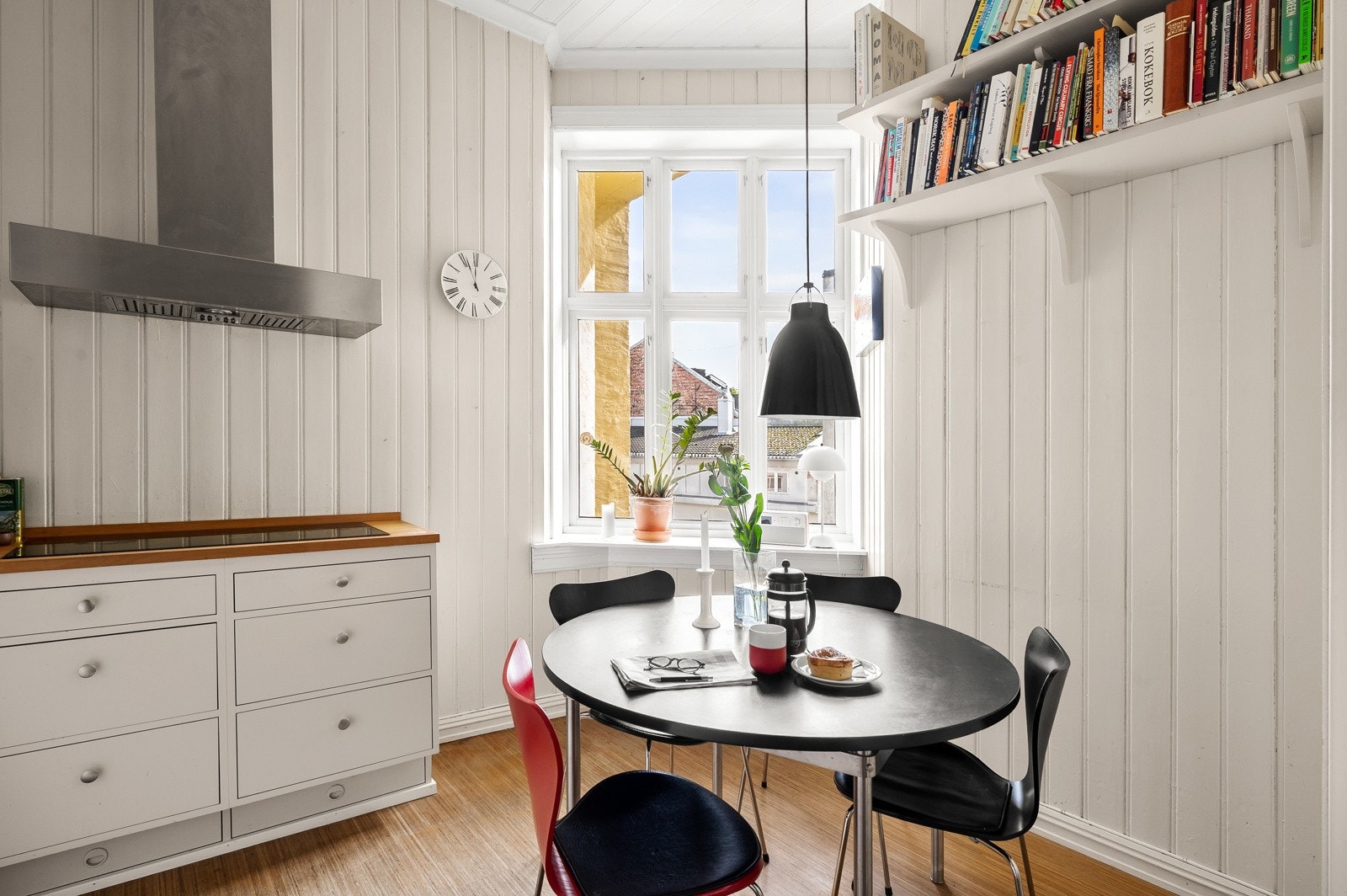 Hyggelig frokostplass på kjøkkenet med vindu ut mot bakgård. Galleribilde