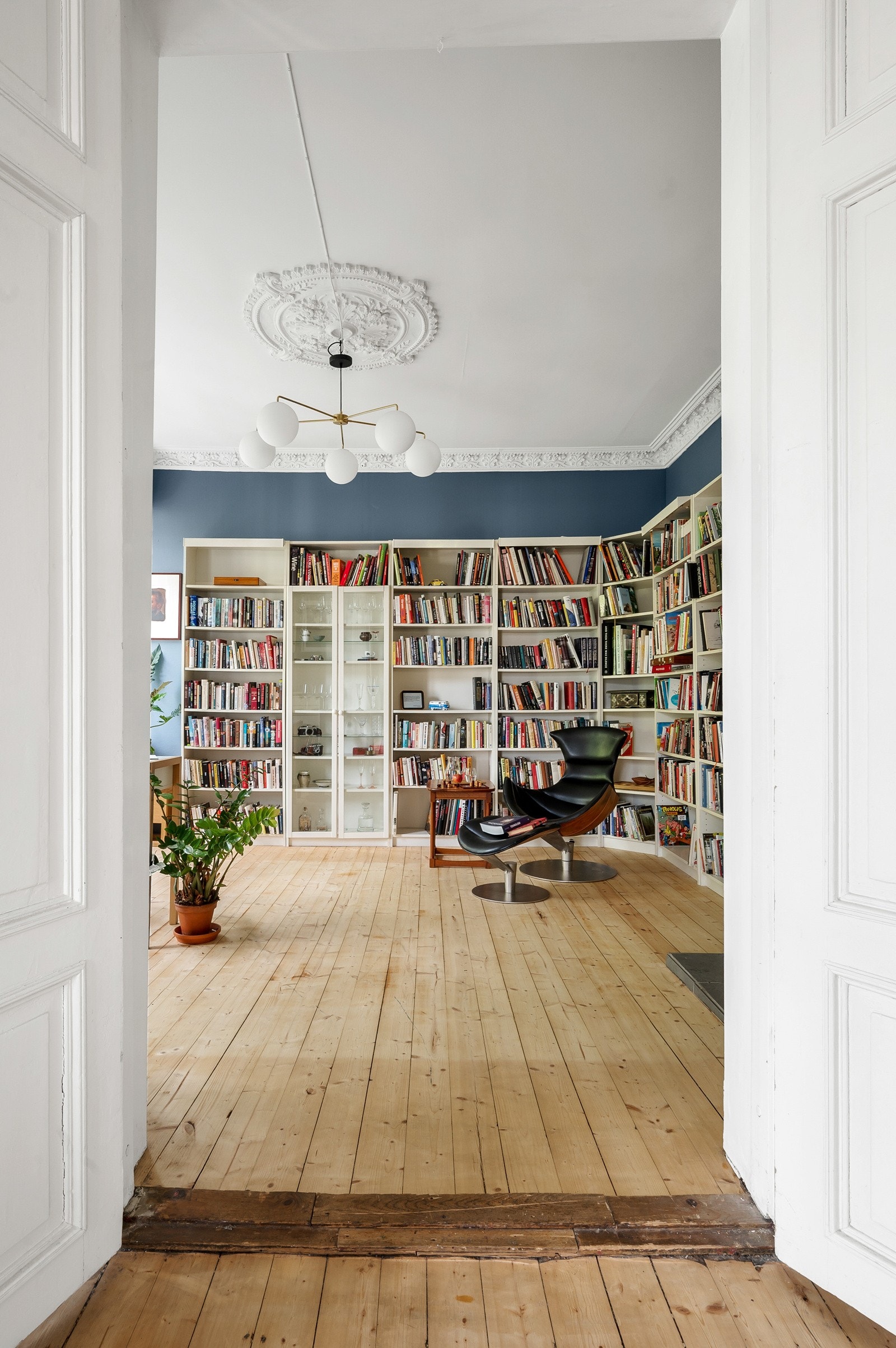 Med denne leiligheten følger det to store stuer. Flott tofløyet dørmellom stuene. Galleribilde