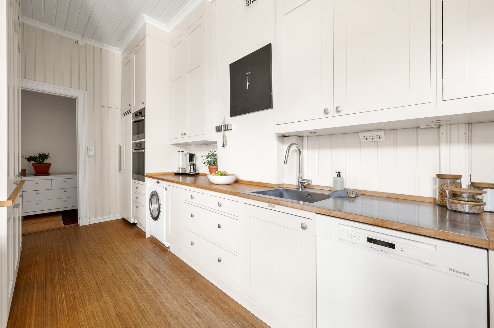 Kjøkkenet har fine arbeidsflater og takhøye skap som gir optimale oppbevaringsmuligheter! Galleribilde