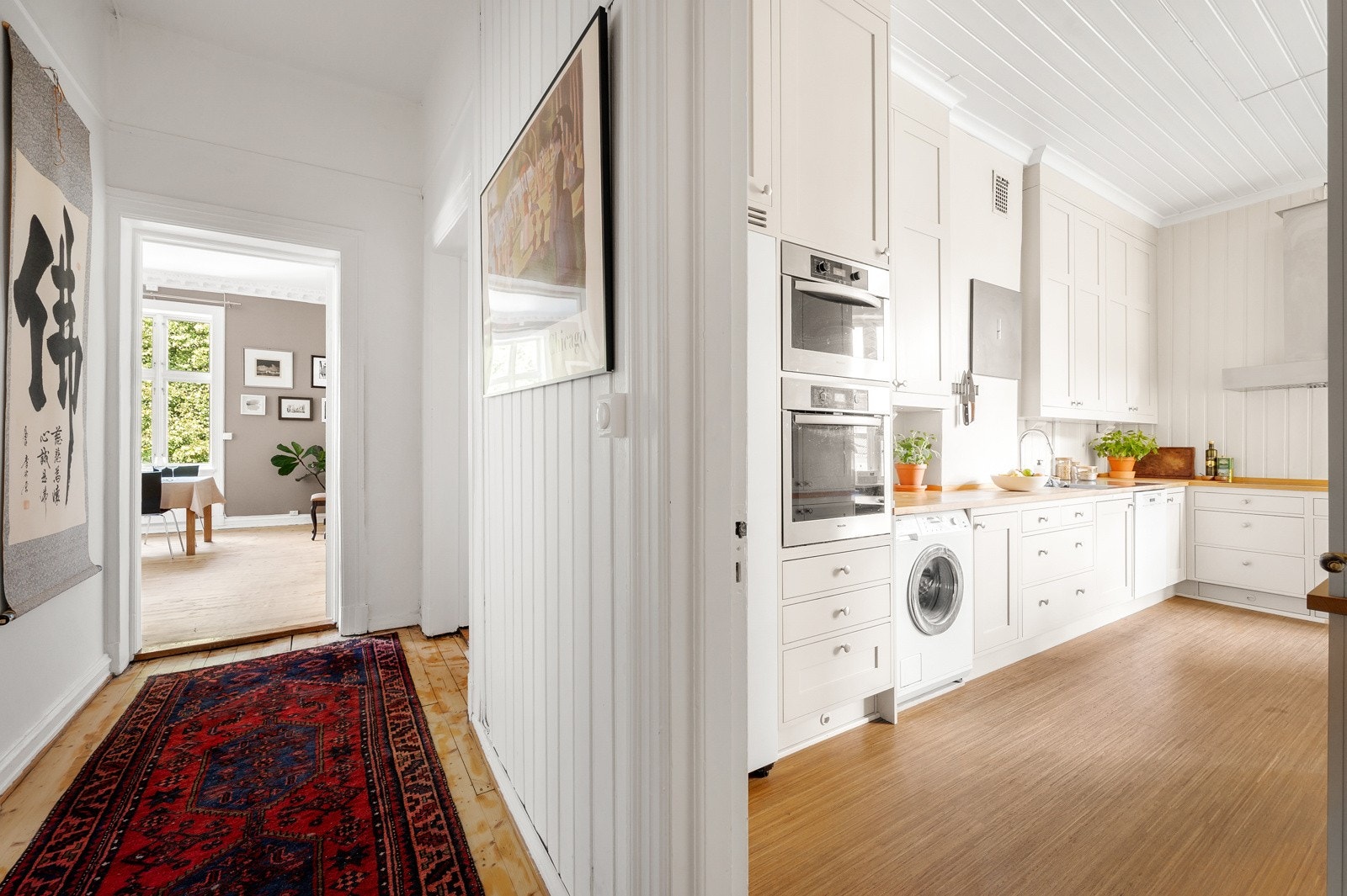 Kjøkkenet finner du i et eget rom. Galleribilde