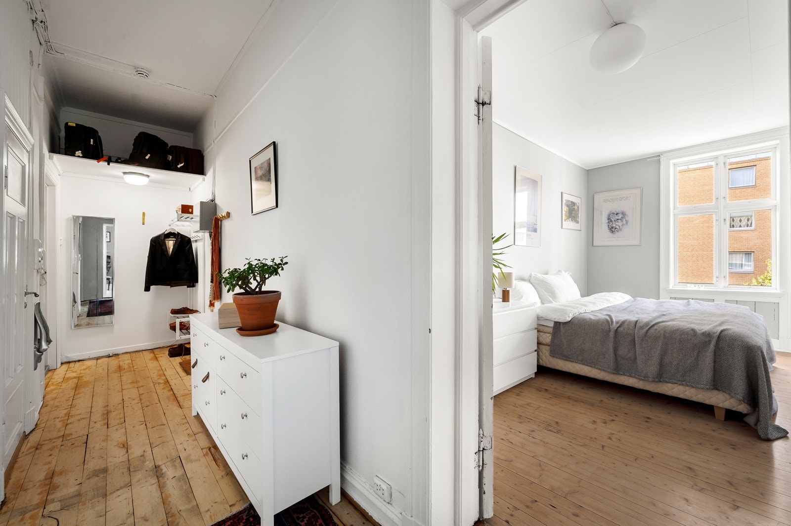 I entréen vil du ha plass til å henge fra deg sko- og ytterbekledning, samt oppbevaringsplass i praktisk hylle plassert i enden av rommet. Galleribilde