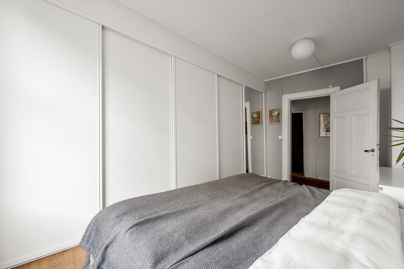 Godt med oppbevaringsplass i skyvedørsgarderoben. Galleribilde