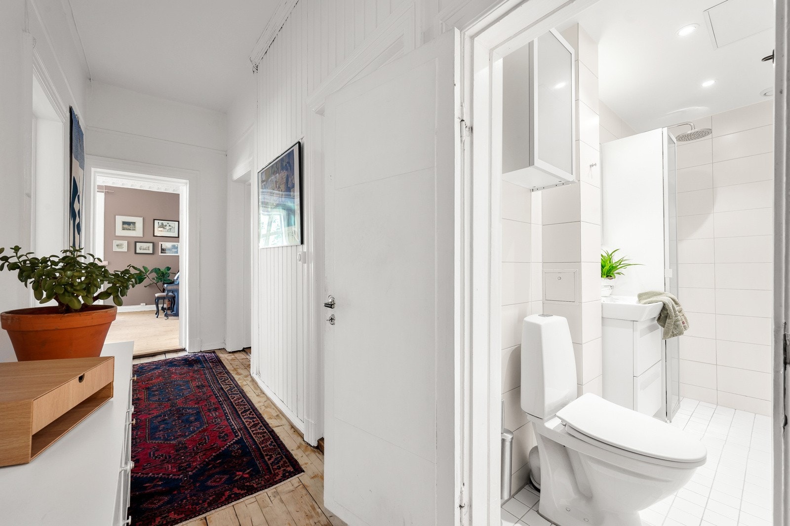 Badet er adskilt fra leilighets oppholdsrom, praktisk plassert i hallen. Galleribilde