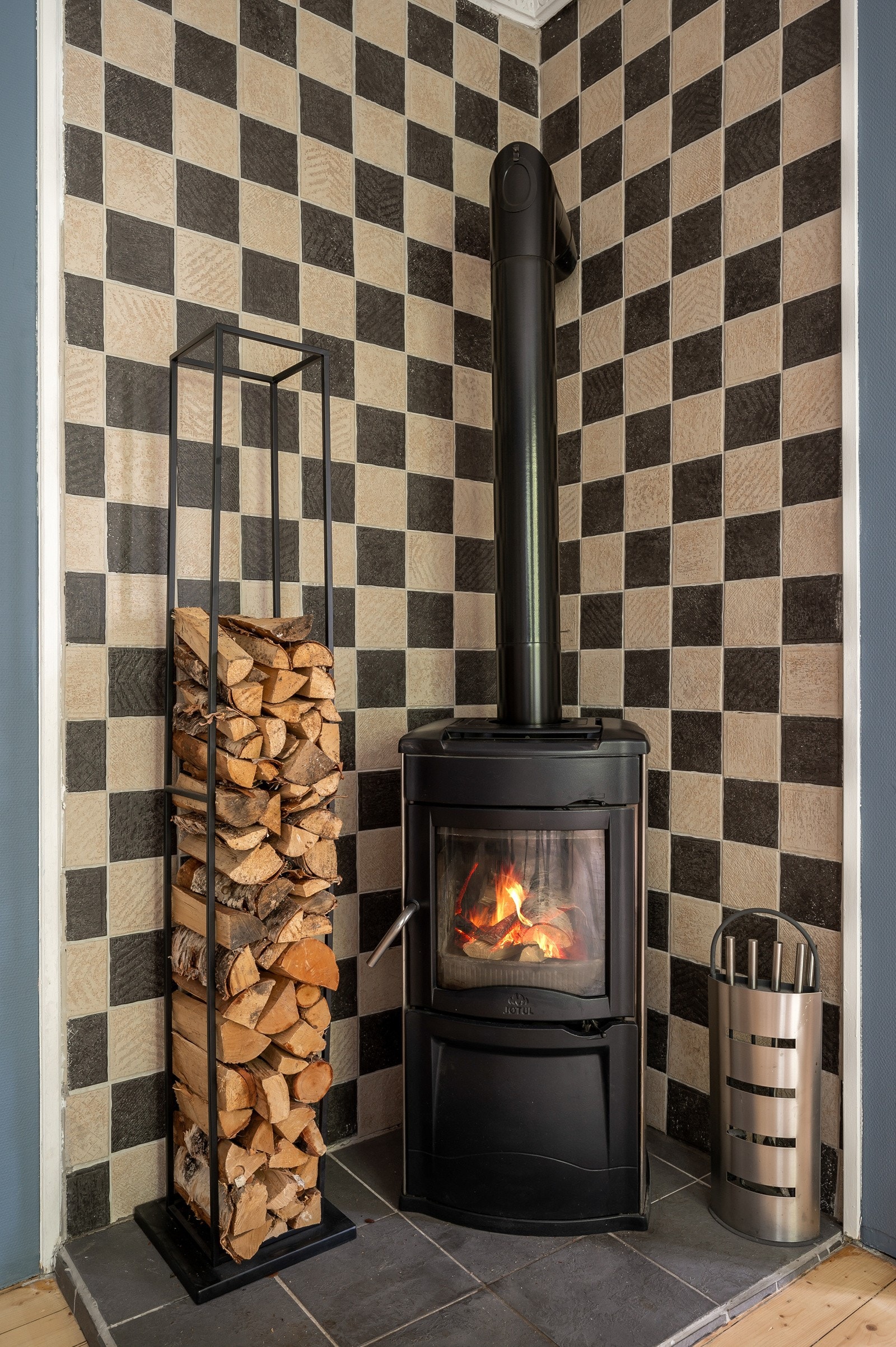 Nyere peis i biblioteket. Galleribilde