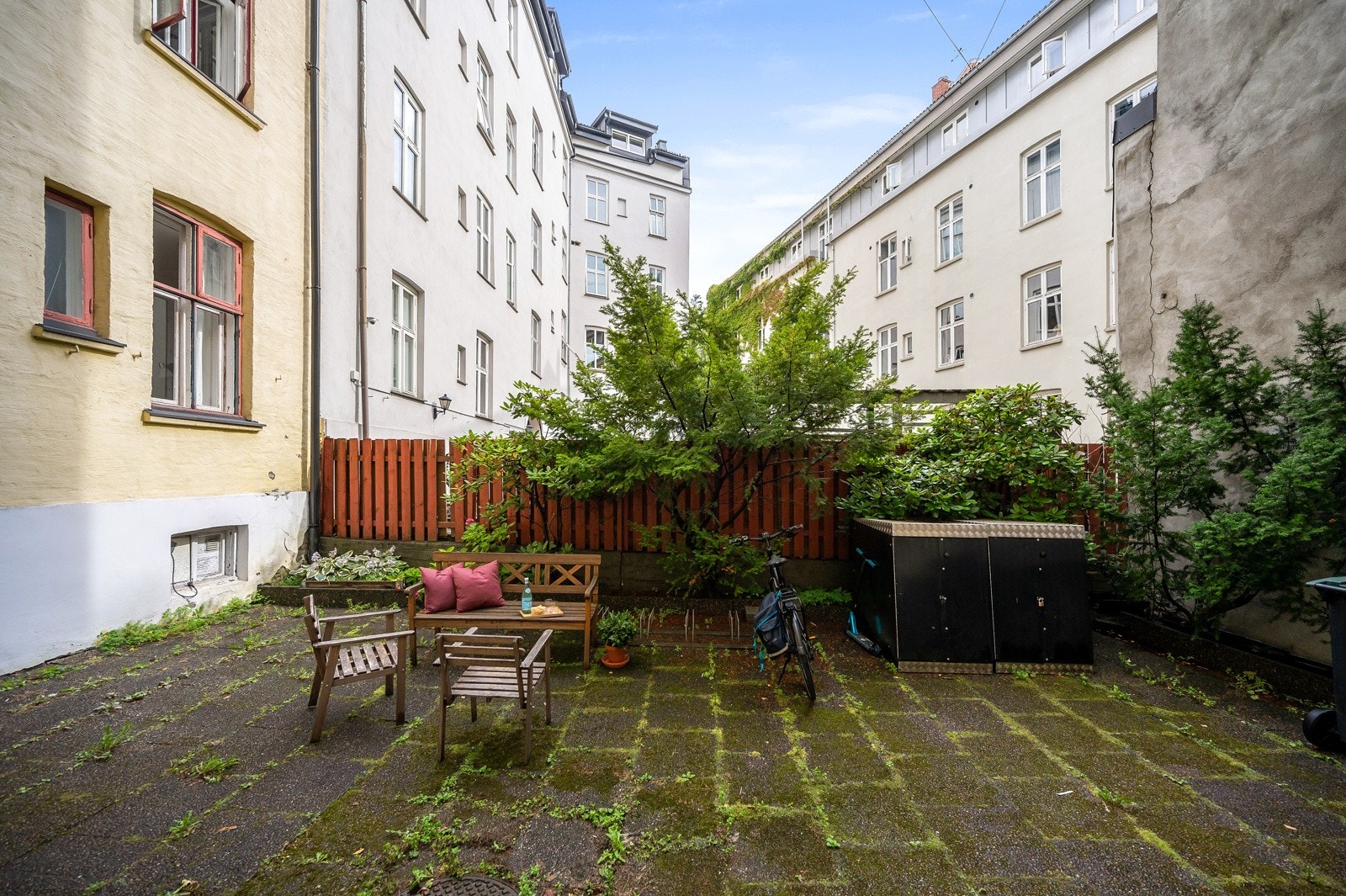 Sameiet har pent opparbeidet og avlåst bakgård. Galleribilde