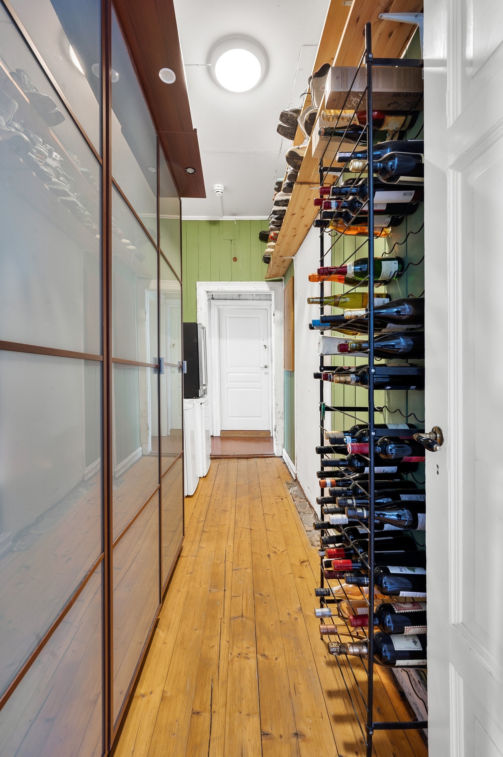 Leiligheten har en praktisk hall med diverse oppbevaringsmuligheter. Galleribilde