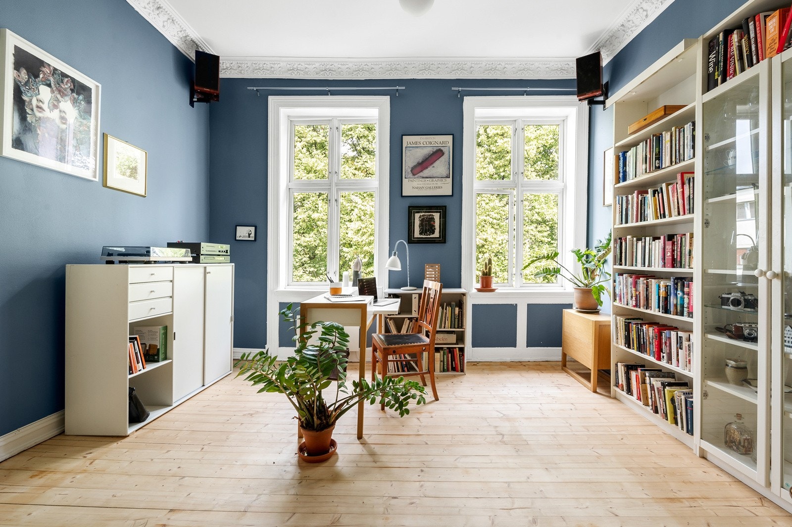 De klassiske detaljene som tregulv, rosett og stukkatur er bevart. Galleribilde