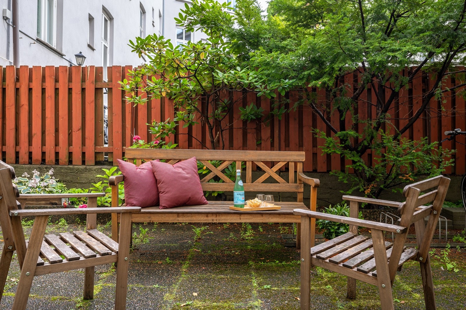 Her kan du nyte en god kopp kaffe i en rolig og skjermet bakgård. Galleribilde