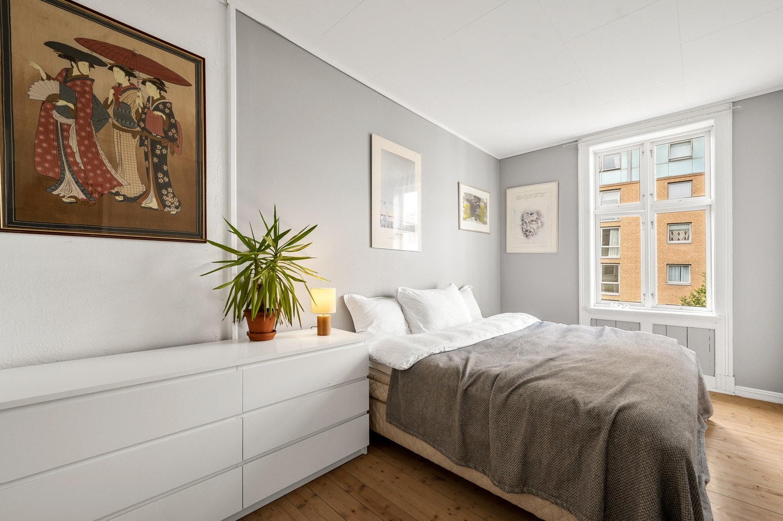 Leiligheten har to gode soverom. Her ser du hovedsoverommet. Galleribilde