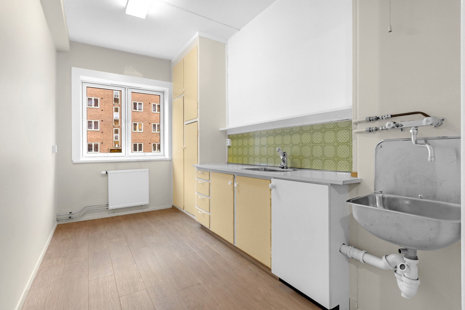 Eldre men funksjonelt kjøkken Galleribilde