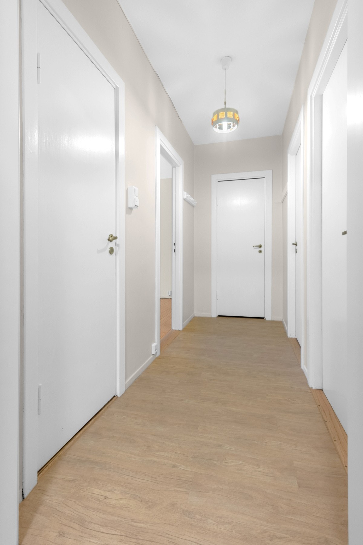 Entre/hall med inngang til alle rom i leiligheten Galleribilde