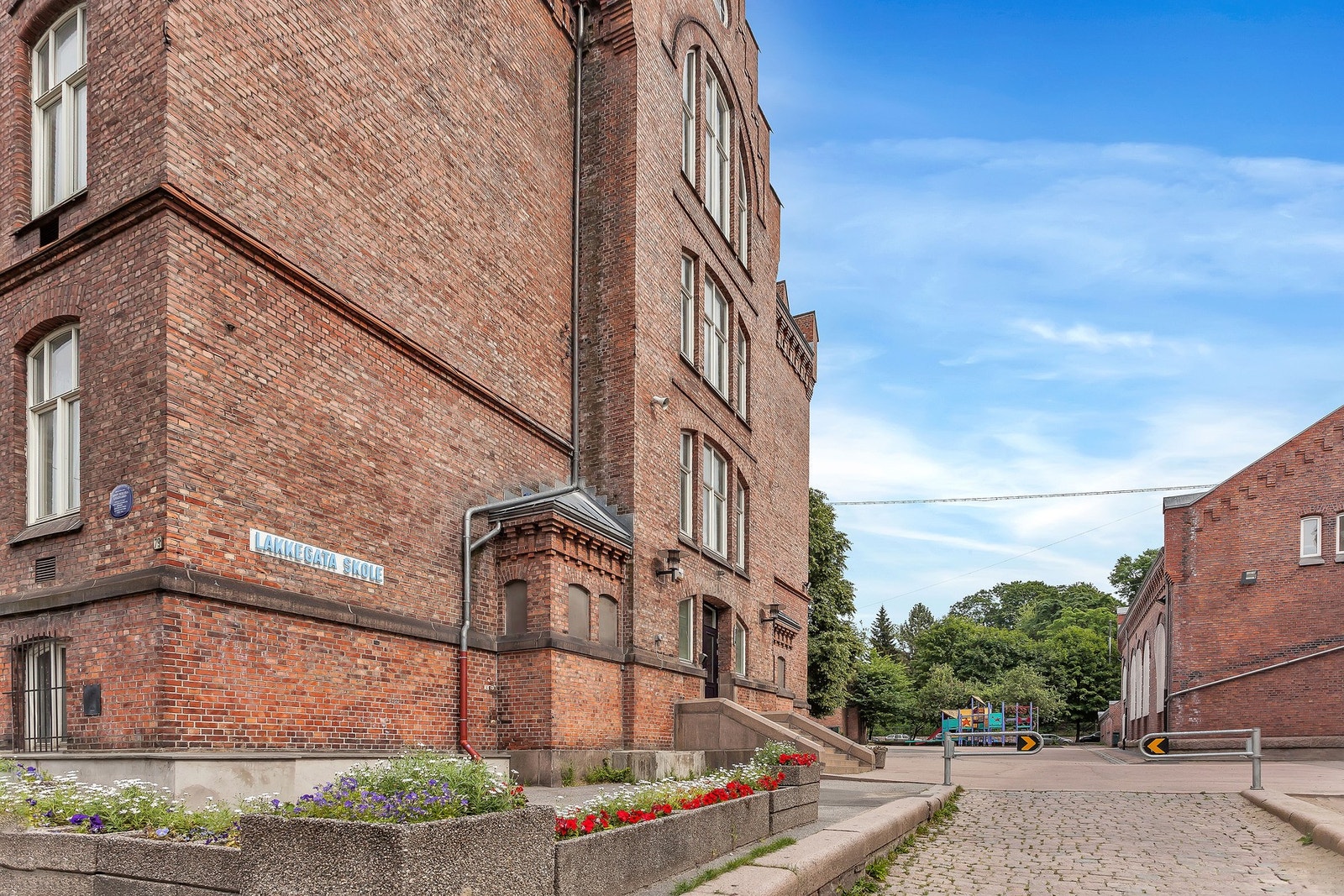 I nærområdet finnes også skoler og barnehager for den yngre garde Galleribilde