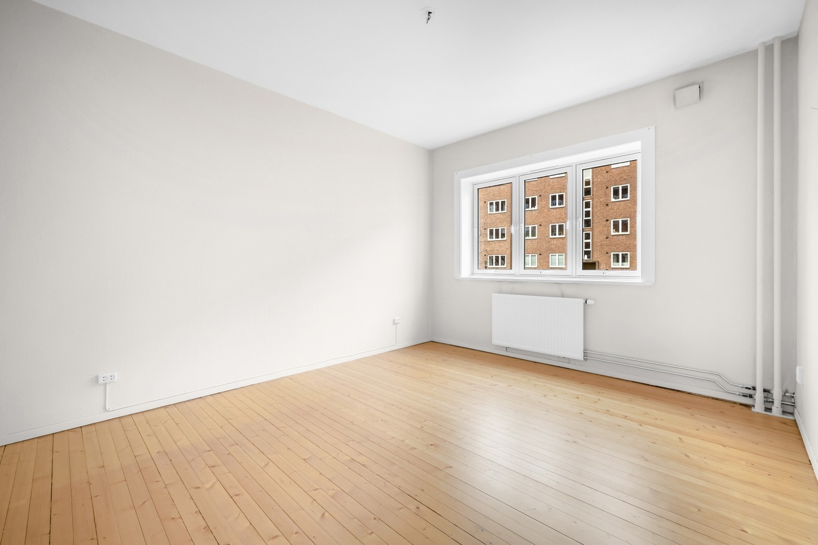 Stort soverom mot indre gårdsrom, vendt bort fra trafikk for god nattesøvn Galleribilde