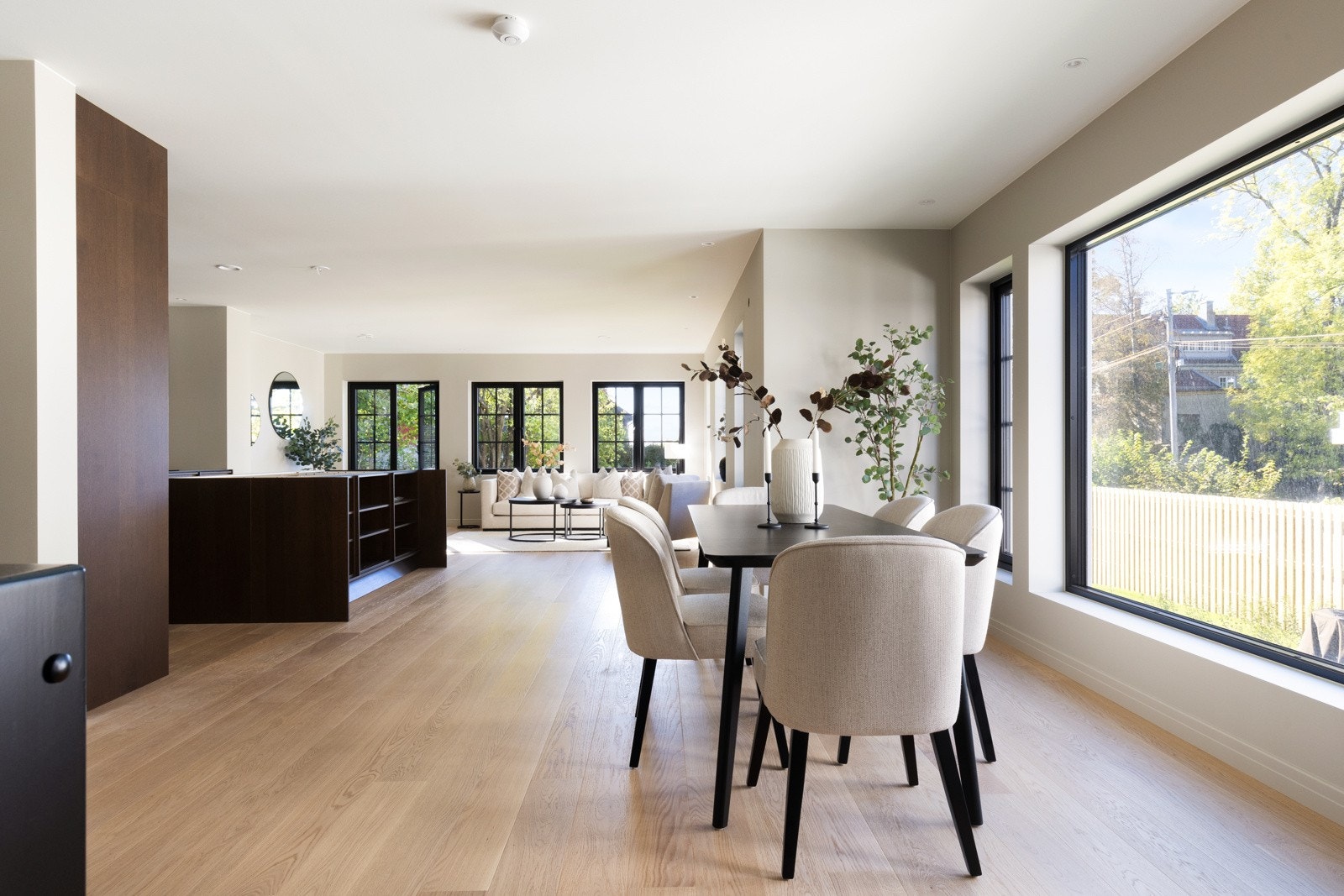 God plass til langbord med naturlig plassering Galleribilde