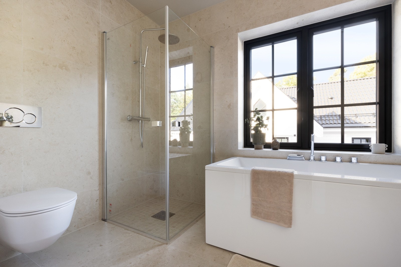 Det er 3 bad og 2 WC`er i huset Galleribilde
